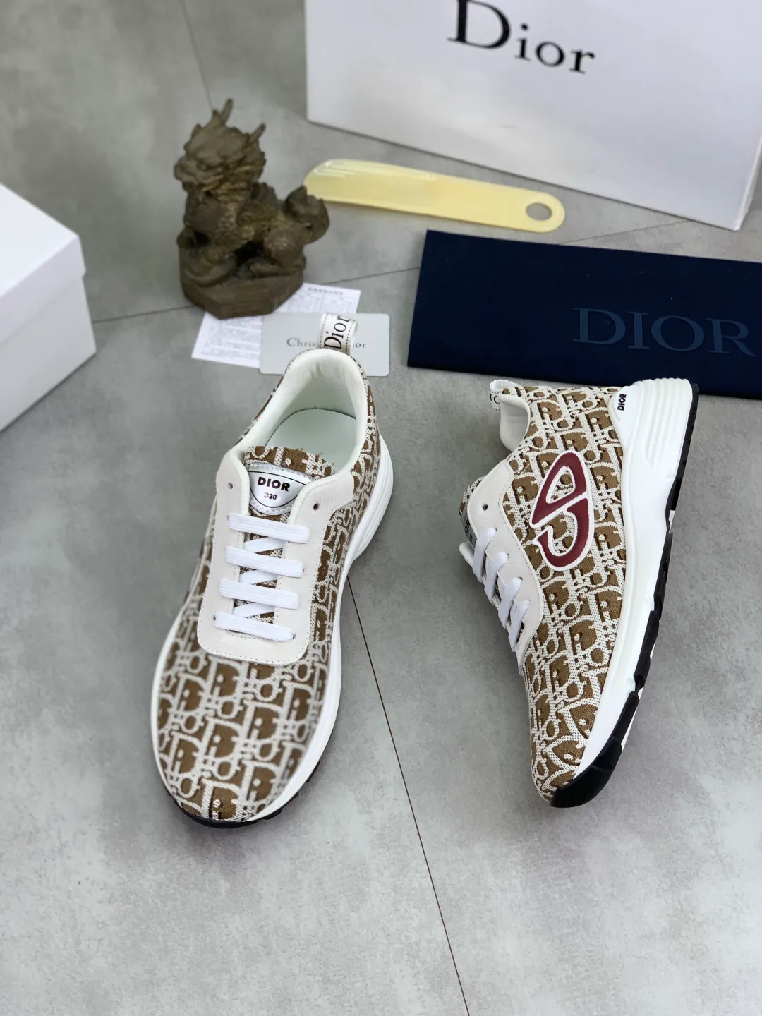 Men's shoes 💰P420 New Dior Chrono 2025 new product B30 series, in white and black fly woven series, decorated with computer-printed CD logo on both sides, star patch on the tongue and Dior logo on the heel, many details highlight the style. The interior is matched with the original color matching mesh, and the interior of the body is supported by low-temperature shaping sheets, and is filled with light feather cotton to keep the interior full and soft against the feet. The exclusive open-molded outsole adopts a one-piece molding process, so there is no need to worry about problems such as the opening and falling of sole decorative accessories. It is light and comfortable to wear, yet strong and wear-resistant. The two-color shoelaces are accessorized with exquisite metal five-pointed star pendants, creating a high-end, trendy and casual look at all times. Color: 5️⃣ colors available, code number: 38-44 (45 customized)